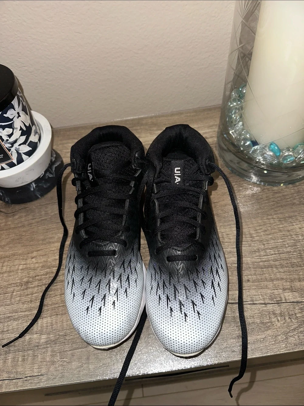 Under Armour Men's Black and White Gradient Athletic cleats Shoes